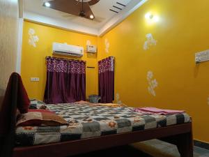 Rúm í herbergi á Maa janki guest house