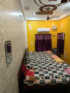 Rúm í herbergi á Maa janki guest house