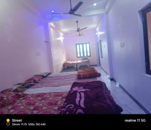 Rúm í herbergi á Maa janki guest house