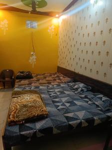 Rúm í herbergi á Maa janki guest house