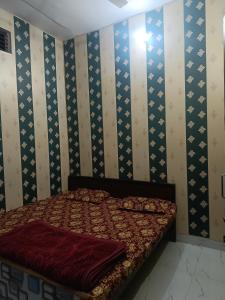 Rúm í herbergi á Maa janki guest house