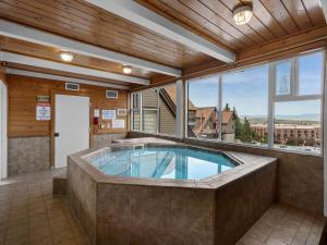 Πισίνα στο ή κοντά στο Modern Condo with Slopeside Comfort plus Amenities