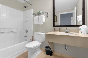 Ένα μπάνιο στο Stylish Queen Suite near Disney Sleeps at 4 +8 φωτογραφίες