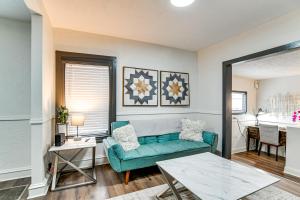 Χώρος καθιστικού στο Walkable Location Welcoming Unit in Omaha