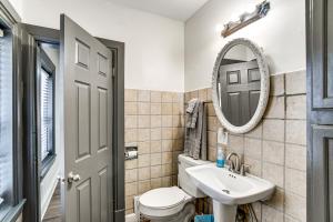 Ένα μπάνιο στο Walkable Location Welcoming Unit in Omaha +19 φωτογραφίες