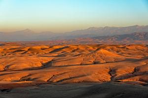 vista su un deserto con montagne sullo sfondo di Agafay Luxury camp a Marrakech
