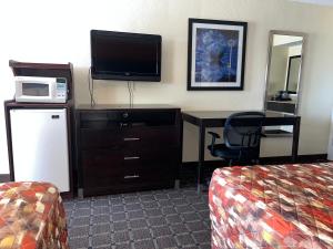 TV a/nebo společenská místnost v ubytování Oregon Trail Inn and Suites