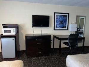 TV a/nebo společenská místnost v ubytování Oregon Trail Inn and Suites