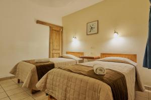 Postel nebo postele na pokoji v ubytování Hotel Cervantino + 37 fotografií