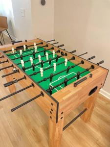 アトランタにあるLuxe Family Oasis 7 beds 2 and a half Spa like Baths Sleeps 14の大きな木製テーブル(大きな緑のビリヤード台付) +27枚の写真