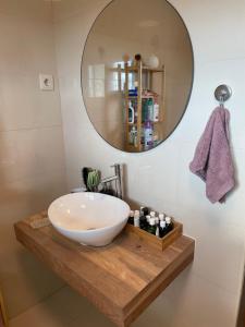 une salle de bain avec un lavabo et un miroir dans l'établissement Beachfront Costa Nova Villa - 3 BR Apartment, à Gafanha da Encarnação 56 autres photos