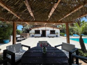 Bazén v ubytování Casa de Playa Asia nebo v jeho okolí