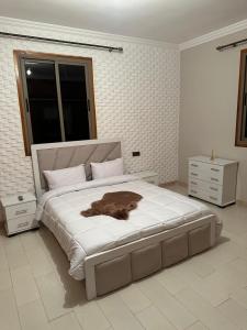 マラケシュにあるVilla haut standig 2000 m2の白いベッドルーム(ブラウンの動物が描かれた大型ベッド付)