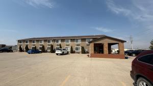 a large building with a parking lot in front of it at clarion hometown inn in Clarion
