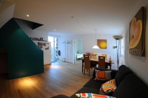ein Wohnzimmer mit Couch und ein Esszimmer in der Unterkunft Bed and Breakfast Wegmann in Andelfingen