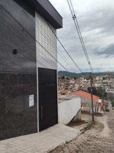 a black door on the side of a building at Apartamento novo em São Lourenço in São Lourenço