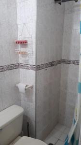 Vannituba majutusasutuses Habitacion en apartamento en los alcazares cali +3 fotot