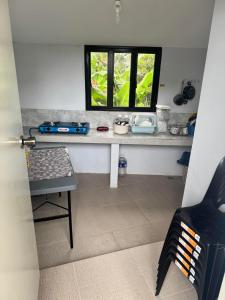 Kuchyň nebo kuchyňský kout v ubytování Vibrant Vibes Cozy Staycation II in Sorsogon City