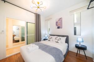 En eller flere senge i et værelse på Beachside Patong 50m or less min walk