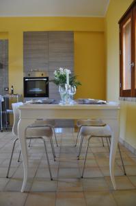 メンフィにあるHoliday Home Biancolillaの白いダイニングテーブル(椅子、花付)
