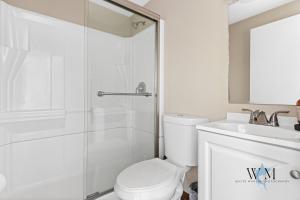 Koupelna v ubytování 1BR condo with pool access, steps from the beach Perfect for family getaways! + 17 fotografií