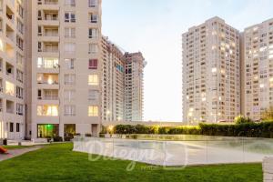 einen Blick auf zwei hohe Gebäude in einer Stadt in der Unterkunft Disegni 02 - Departamento Av del Mar La Serena Sector Casino Enjoy in Coquimbo