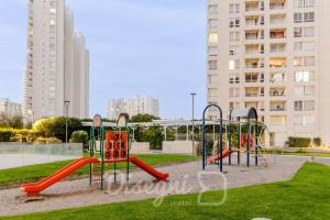 ein Spielplatz in einem Park in einer Stadt in der Unterkunft Disegni 02 - Departamento Av del Mar La Serena Sector Casino Enjoy in Coquimbo