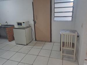 Η κουζίνα ή μικρή κουζίνα στο Apartamento completo em ótima localização