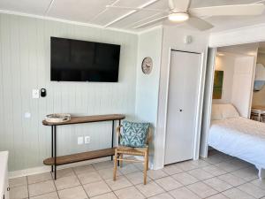 Stunning Studio with community pool just steps to Beach and Boardwalk!客房内的一张或多张床位