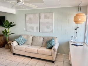 Stunning Studio with community pool just steps to Beach and Boardwalk!的休息区