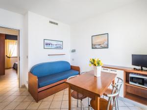 ピエトラ・リーグレにあるClassic Appartement in Pietra Ligureの青いソファとテーブルのあるリビングルーム