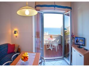 Μια τηλεόραση ή/και κέντρο ψυχαγωγίας στο Classic Appartement in Pietra Ligure