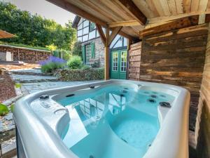 ein Whirlpool im Hinterhof eines Hauses in der Unterkunft House in Coo near Famous Waterfalls in Stavelot