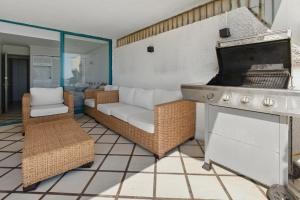 Kuchyň nebo kuchyňský kout v ubytování Amplia terraza en primera linea, Playa Amarilla