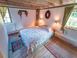 ein Schlafzimmer mit einem Bett in einem Zimmer mit Fenstern in der Unterkunft House in Coo near Famous Waterfalls in Stavelot