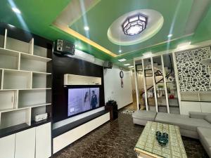 a living room with a couch and a tv at Ớt Family - 128 Cái Bèo - Homestay Cat Ba in Cat Ba +6 photos