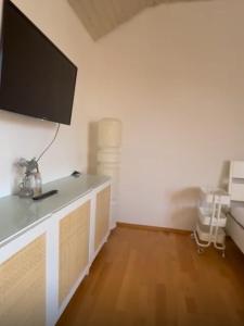 een woonkamer met een flatscreen-tv aan de muur bij Ausblick in Stuttgart