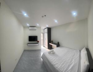 Postel nebo postele na pokoji v ubytování Ami Home Đội Cấn