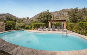 ポリェンサにあるColonya Petitのスイミングプール(椅子、テーブル付)