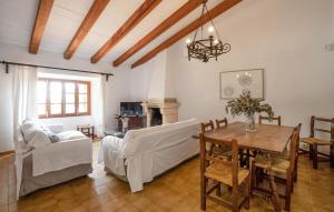 ポリェンサにあるColonya Petitのテーブルとソファのあるリビングルーム