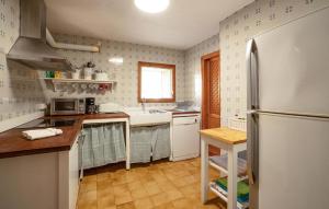 ポリェンサにあるColonya Petitのキッチン(白い家電製品、冷蔵庫付)