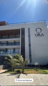 イポジュカにあるOra Beach Residenceの側面に看板があるオフィスビル