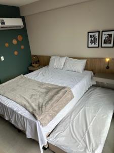 イポジュカにあるOra Beach Residenceの寝室に並んで置かれた2つのベッド
