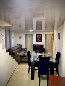 a living room with a table and a couch at Acogedor apartamento en Pereira in Pereira