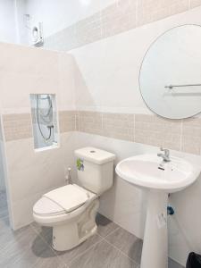 un bagno bianco con un water e un lavandino di Marine Resort มารีน รีสอร์ต a Ban Hin Sam Kon