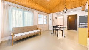 una sala de estar con un sofá y una mesa en Sokcho Seohyeon Ine Pension, en Sokcho
