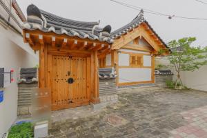 庆州Hanok stay Jungwooga的日式房屋,设有木门