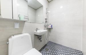 Ένα μπάνιο στο JS Hostel
