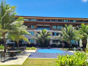 ośrodek z basenem i palmami w obiekcie Beach Flats Nui Supreme Resort - Muro Alto w mieście Ipojuca