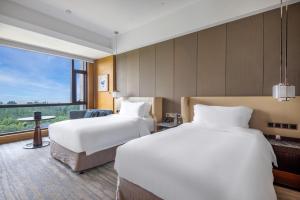Postel nebo postele na pokoji v ubytování InterContinental Nantong by IHG-Best view of yangtze